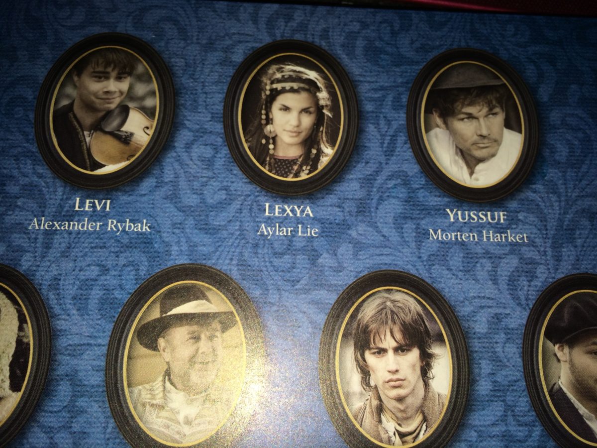 「Yohan」の本と、モートンが持っている本